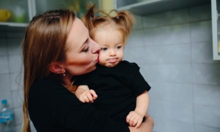 Mamme e bambini condividono, insieme, momenti di gioco alla libreria “Birbantana” di Lecco: ecco l’evento