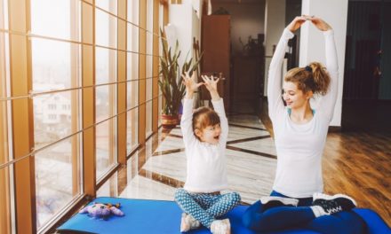 Alla palestra della scuola “Stoppani” di Lecco arriva il “Gioca Yoga Genitori e bambini”