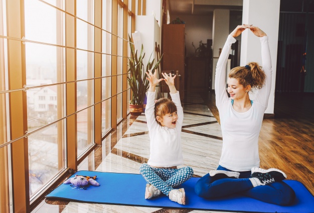 Alla palestra della scuola “Stoppani” di Lecco arriva il “Gioca Yoga Genitori e bambini”