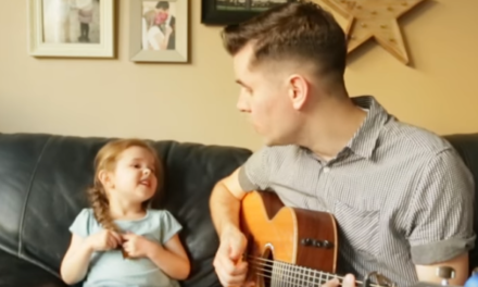VIDEO | Padre e figlia cantano la canzone del cartone “Toy Story”: che emozione!