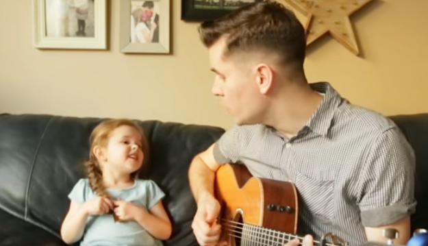 VIDEO | Padre e figlia cantano la canzone del cartone “Toy Story”: che emozione!