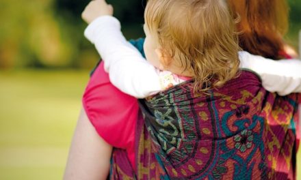 Nuovo corso in “Birbantana”: ecco come imparare a portare i bambini sulla schiena