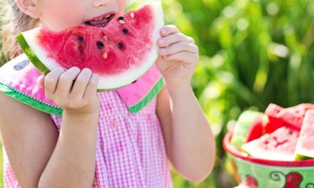 COME COMBATTERE IL CALDO A TAVOLA: CONSIGLI PER GRANDI E BAMBINI