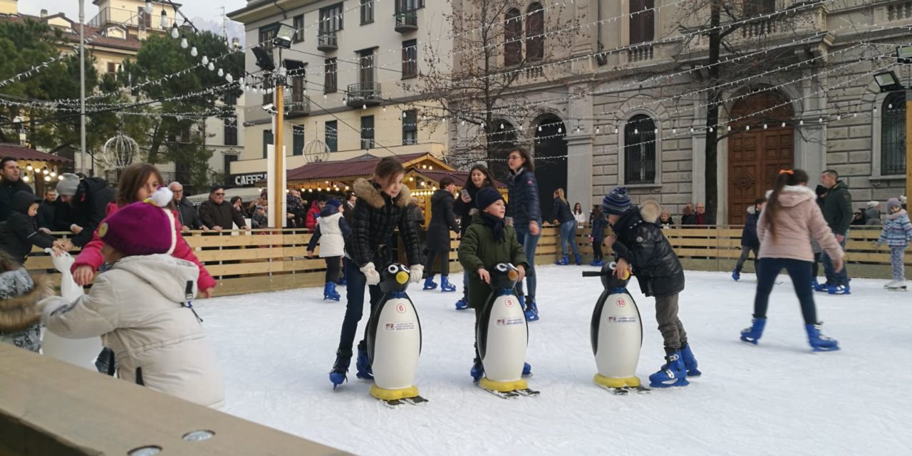 LECCO, LA PISTA DI PATTINAGGIO XXL FESTEGGIA IL NATALE REGALANDO TRADIZIONALI PANETTONCINI