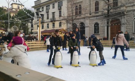 LECCO, LA PISTA DI PATTINAGGIO XXL FESTEGGIA IL NATALE REGALANDO TRADIZIONALI PANETTONCINI