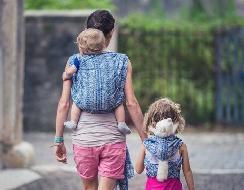 LECCO, ECOALTERNATIVA: “BABYWEARING” PORTARE I BIMBI IN FASCIA